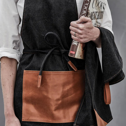 Vinga Stonewashed Canvas Apron Asado with adjustable neck strap and front pockets, ideal for cooking and grilling.