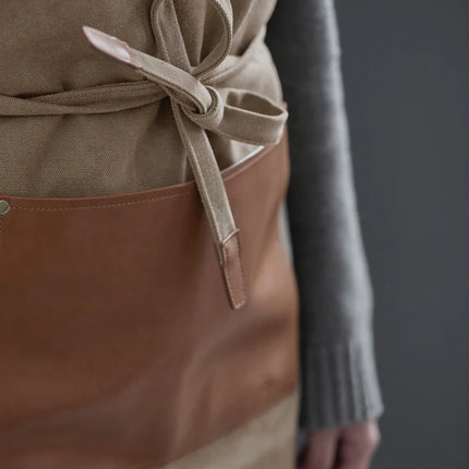 Vinga Apron Asado made from stonewashed canvas, featuring durable, stylish design ideal for home and cooking activities.