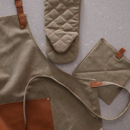 Vinga Stonewashed Canvas Apron Asado, durable home & living apron with adjustable straps and front pocket for grilling or cooking.