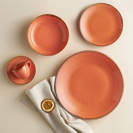 Porland amber pepper shaker with a glossy finish, featuring a classic design for kitchen or table use.